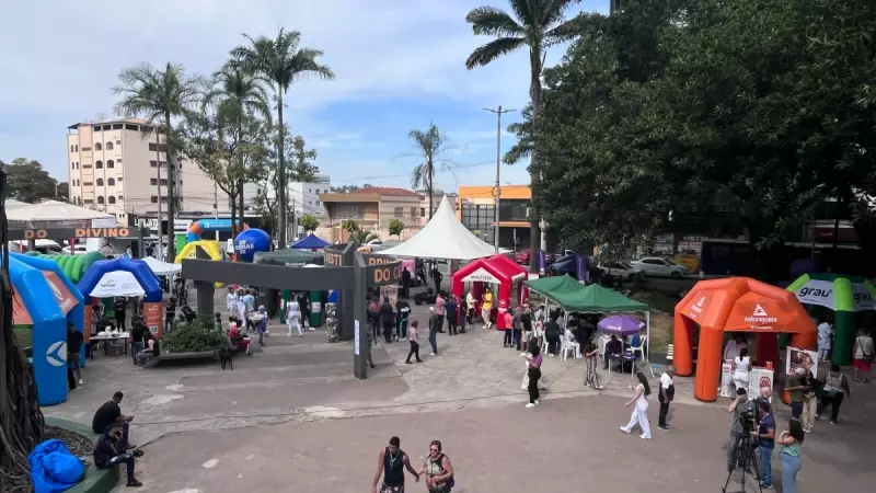 9ª edição do Integração no Bairro anima Praça da Catedral em Divinópolis com paródias, fanfarra e show da Banda Dias de Truta