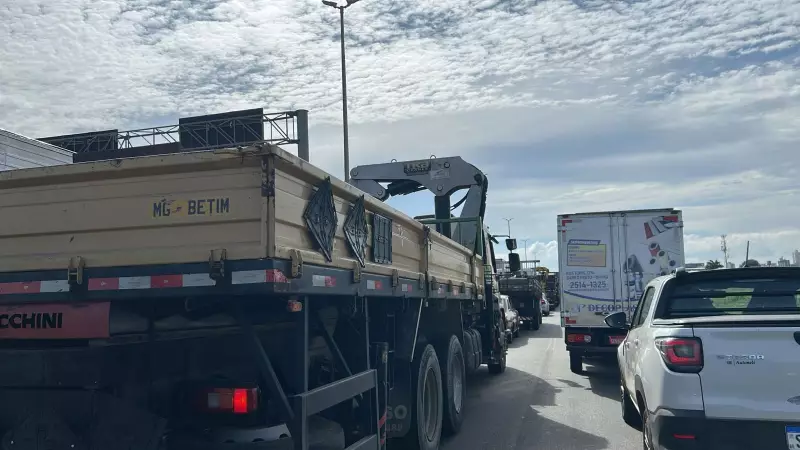 Acidente com caminhão carregado causa congestionamento no Anel Rodoviário de BH