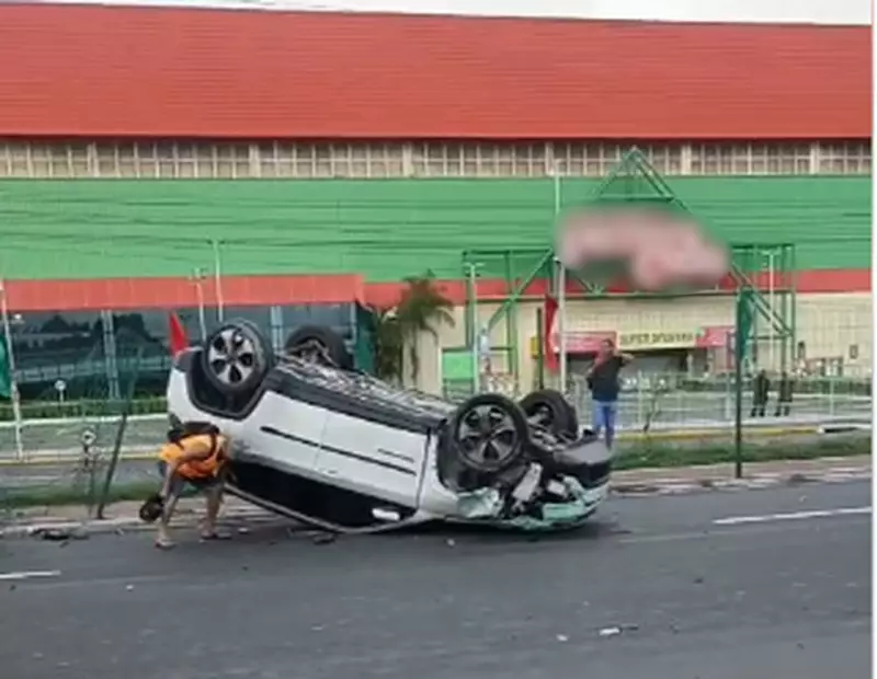 Acidente em Aracaju: carro capota e outro colide com poste em via movimentada