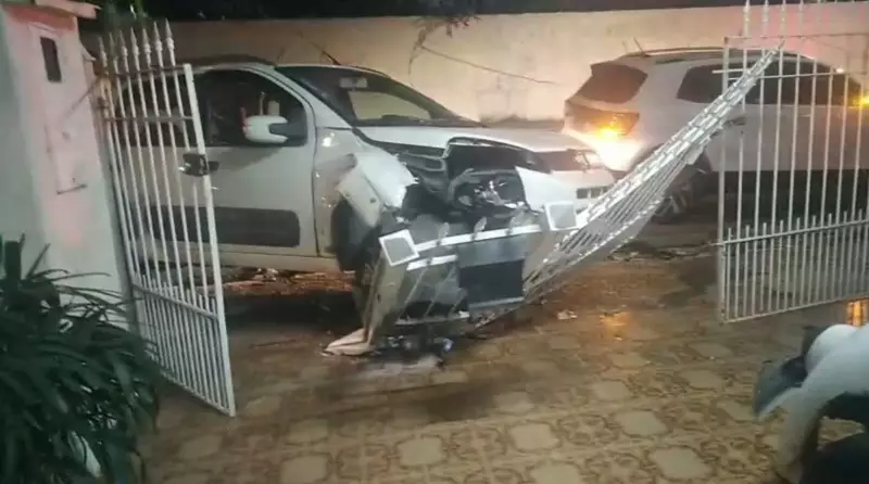 Acidente em Campinas: motorista bate em carro estacionado e derruba portão de residência