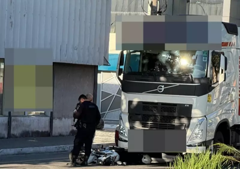 Acidente entre caminhão e moto deixa homem ferido em Volta Redonda: veja detalhes