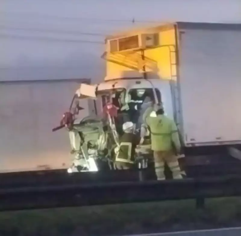 Acidente entre caminhões em Resende deixa motorista preso às ferragens