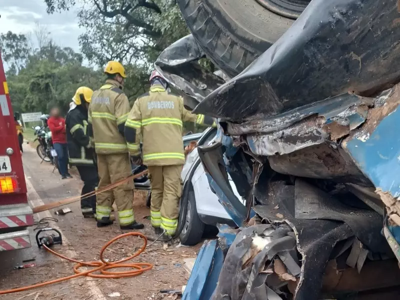 Acidente entre carro e caminhão deixa três feridos na MG-050, em Formiga