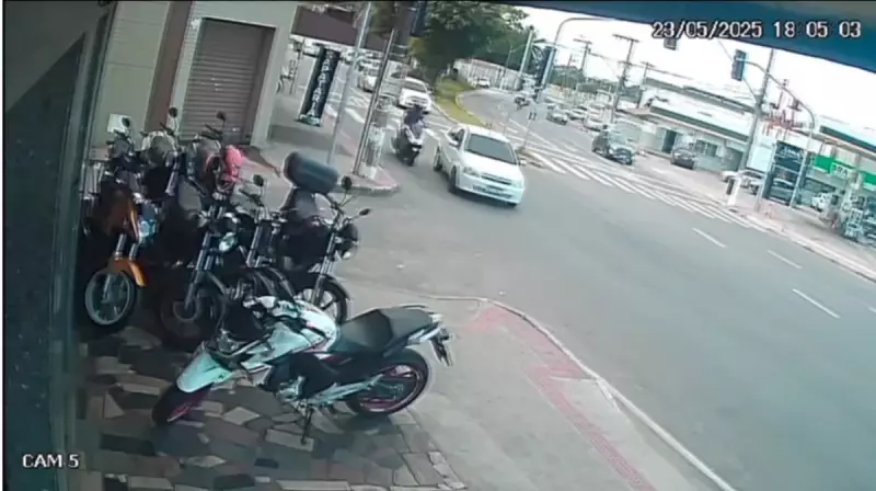 Acidente entre moto e carro na Serra é flagrado por câmera; motociclista fica ferido
