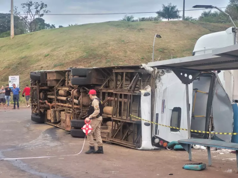 Acidente entre ônibus e caminhão deixa feridos em Ibiporã: veja detalhes
