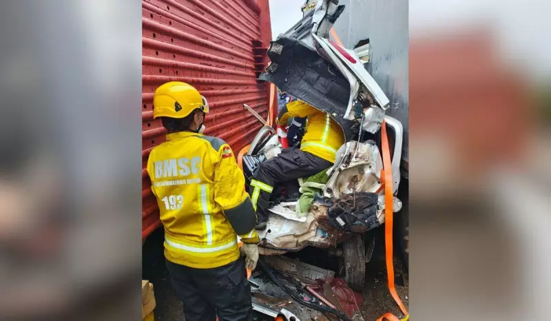 Acidente grave na BR-470 deixa carro irreconhecível; vítima é resgatada com vida