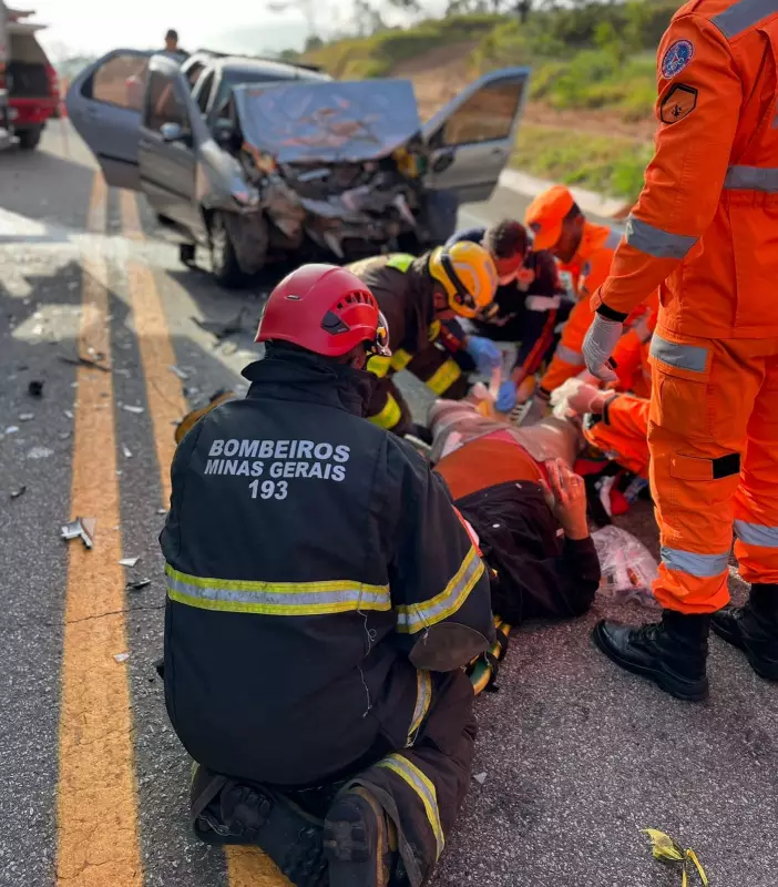 Acidente grave na BR-494 em Oliveira deixa motorista e passageiro em estado crítico