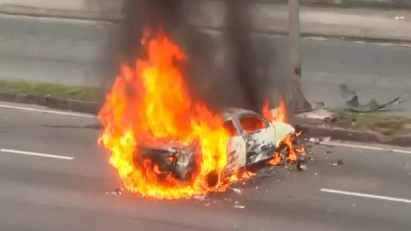 Acidente na Avenida Brasil provoca incêndio em carro e causa congestionamento no Rio