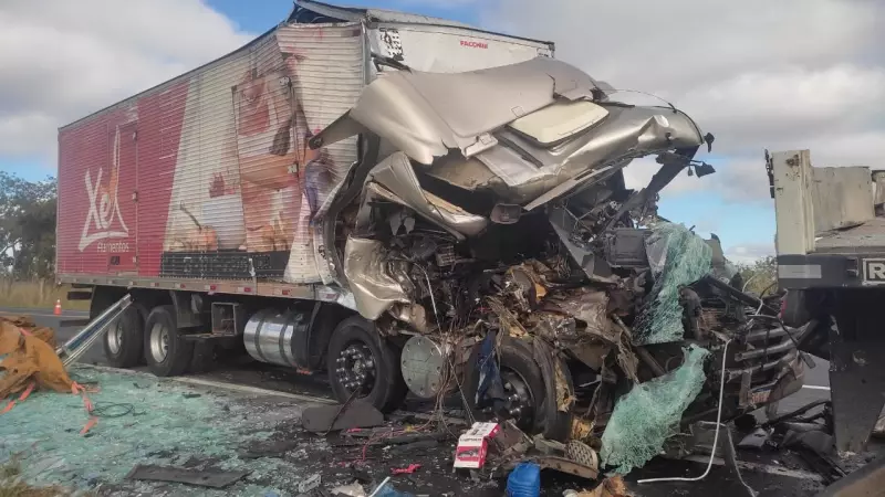Acidente na BR-135 deixa motorista ferido e caminhão com frente destruída em Minas Gerais