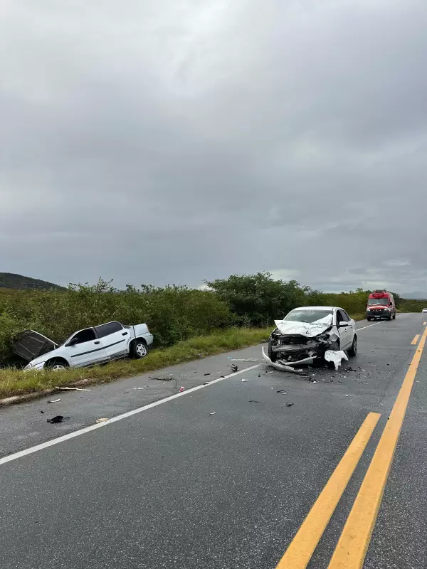 Acidente na Paraíba: Carro colide com veículo após derrapagem em pista molhada