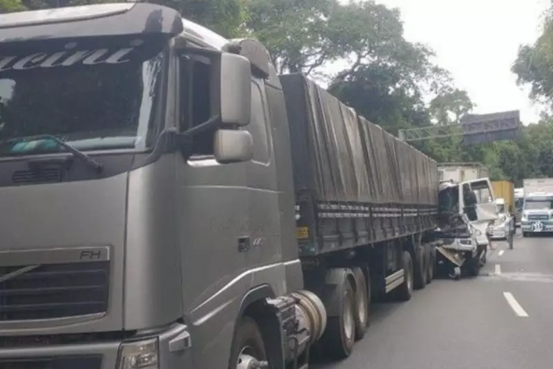 Acidente na Rodovia Anchieta deixa motorista preso às ferragens após colisão