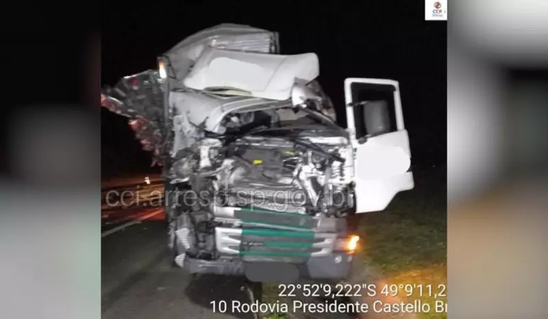Acidente na SP-280: Caminhão carregado com 40 toneladas de açúcar colide em Iaras