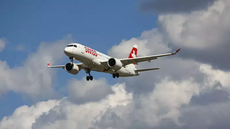 Adolescente de 13 anos é expulso de avião após crise de tosse: entenda o caso