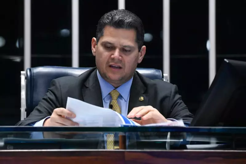 Alcolumbre anuncia votação da PEC que pode acabar com a reeleição no Brasil
