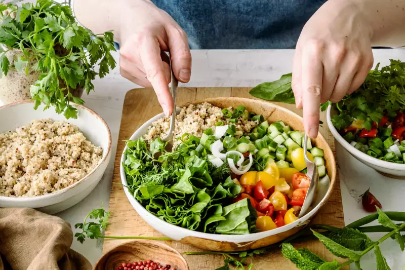 Alimentação após os 50: como evitar lesões musculares com a dieta certa