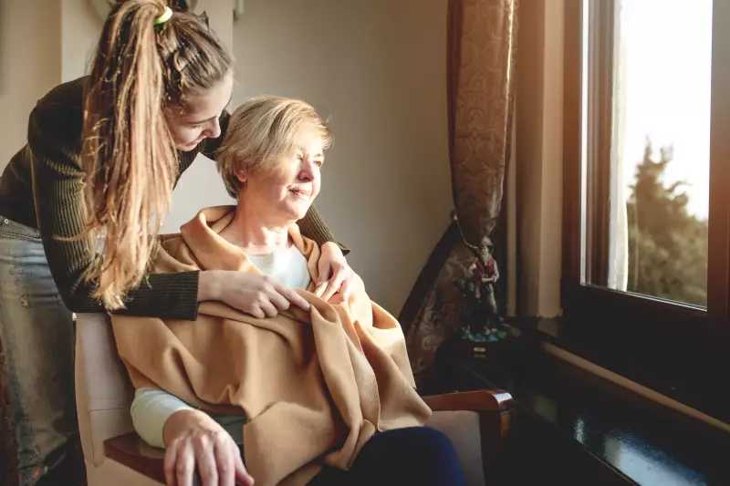 Alzheimer não afeta apenas o paciente: como a doença transforma o cérebro do cuidador