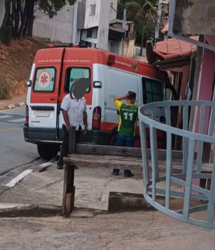Ambulância descontrolada invade residência em Aracariguama; veja o vídeo