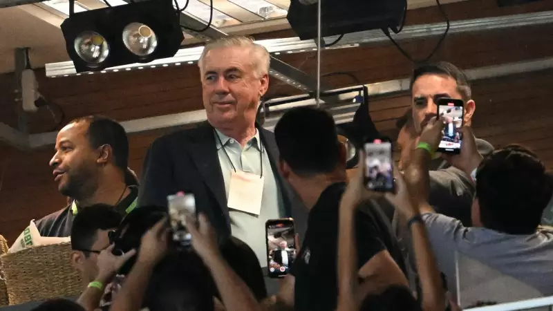 Ancelotti recebe presentes nos estádios e vê gols de quem não foi convocado
