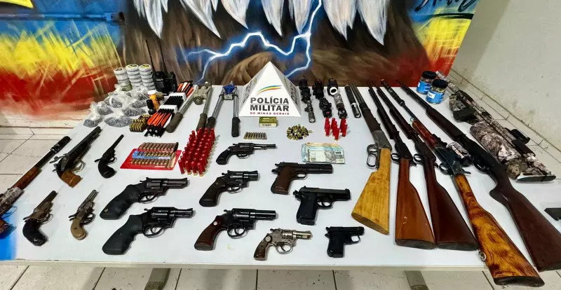 Arsenal de 20 armas e 586 munições é apreendido pela PM em abordagem a casal em Ipatinga