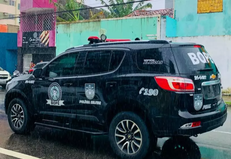 Artefato suspeito é encontrado preso a carro na orla de Maceió: veja detalhes