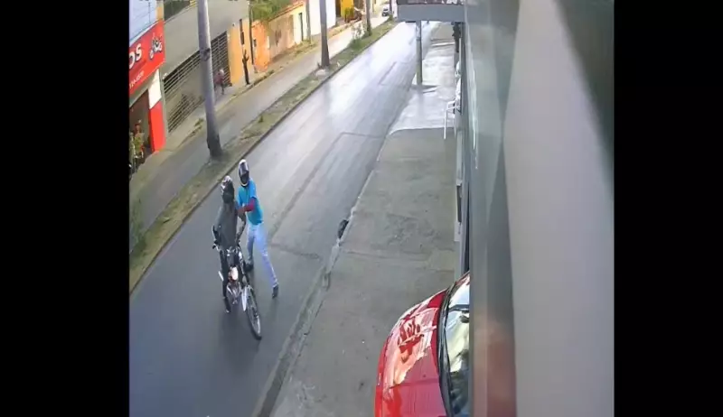 Assaltante dispara e foge em moto com placa adulterada em Montes Claros; veja vídeo