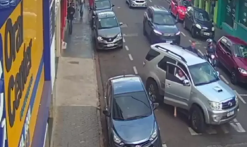 Assaltante rouba caminhonete com vítima dentro e causa acidente durante fuga em Avaré — Veja o vídeo