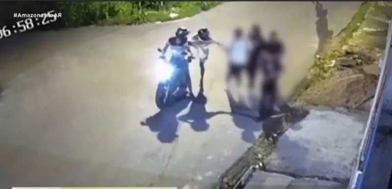 Assalto a adolescentes é flagrado por câmeras em via movimentada de Manaus