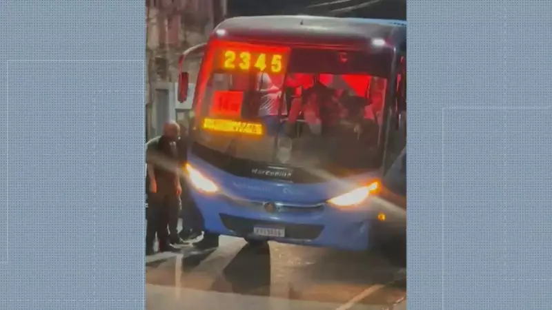 Assalto a ônibus no Meier: Criminosos usam arma falsa para intimidar passageiros