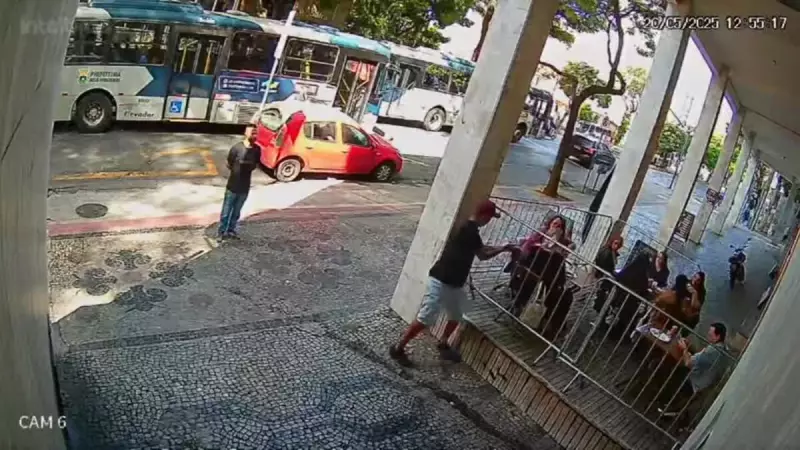 Assalto em plena luz do dia: mulher tem colar arrancado durante almoço no centro de Belo Horizonte