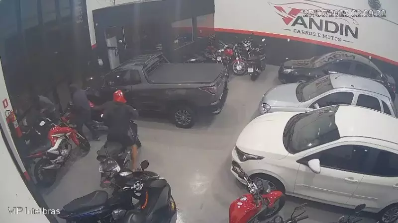 Assalto ousado: Cinco homens invadem loja e roubam motos em José Bonifácio