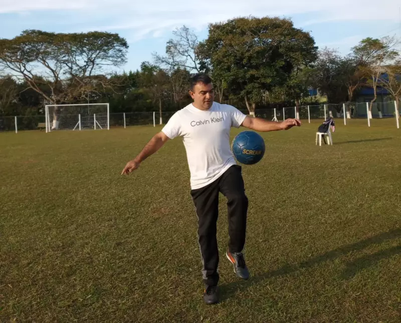 Atleta amputado se torna símbolo de superação no futebol de várzea em Itapetininga