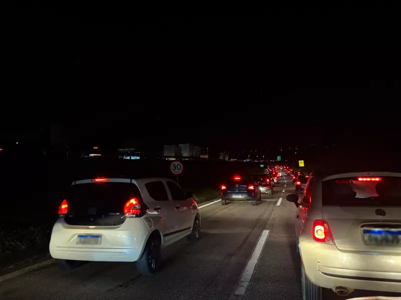 Atropelamento de ciclista causa congestionamento na Rodovia Raposo Tavares em Sorocaba