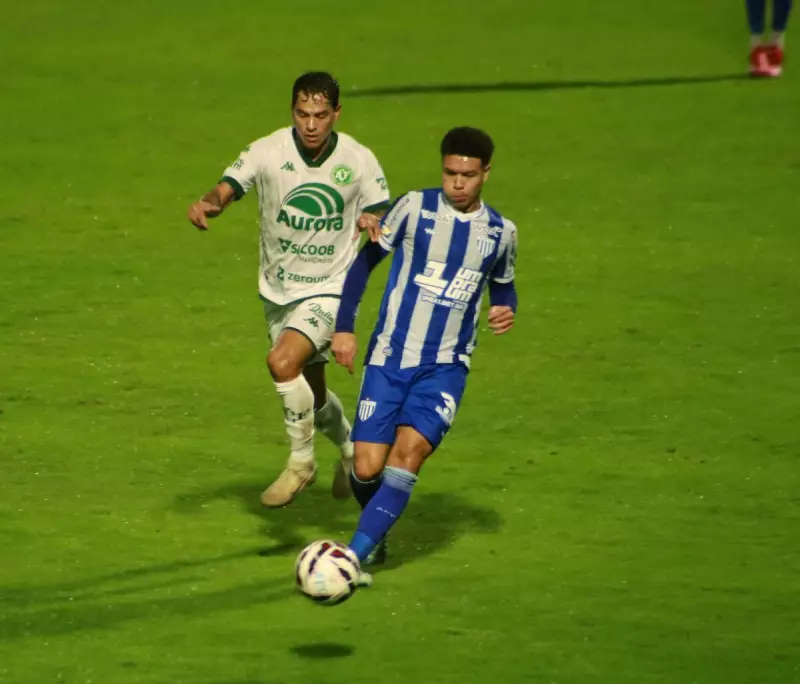 Avaí vence Chapecoense com falha do goleiro e entra no G4 da Série B
