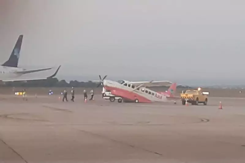 Avião da Azul empina na pista de Viracopos durante embarque para o Rio de Janeiro