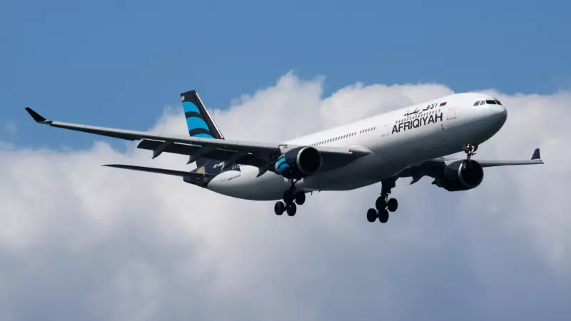 Avião sai da pista durante manobra e fica preso em aeroporto da Líbia — veja imagens