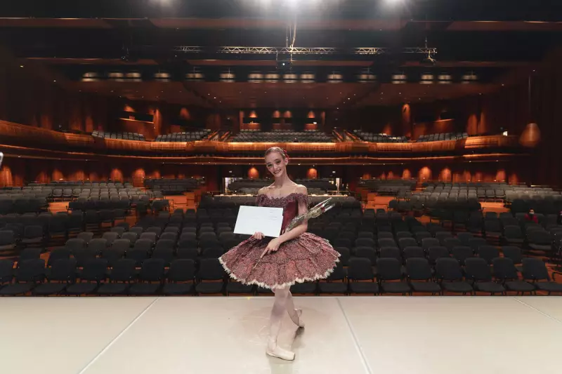 Bailarina brasileira é convidada para jantar de honra com Macron após se tornar a primeira a integrar a Ópera de Paris