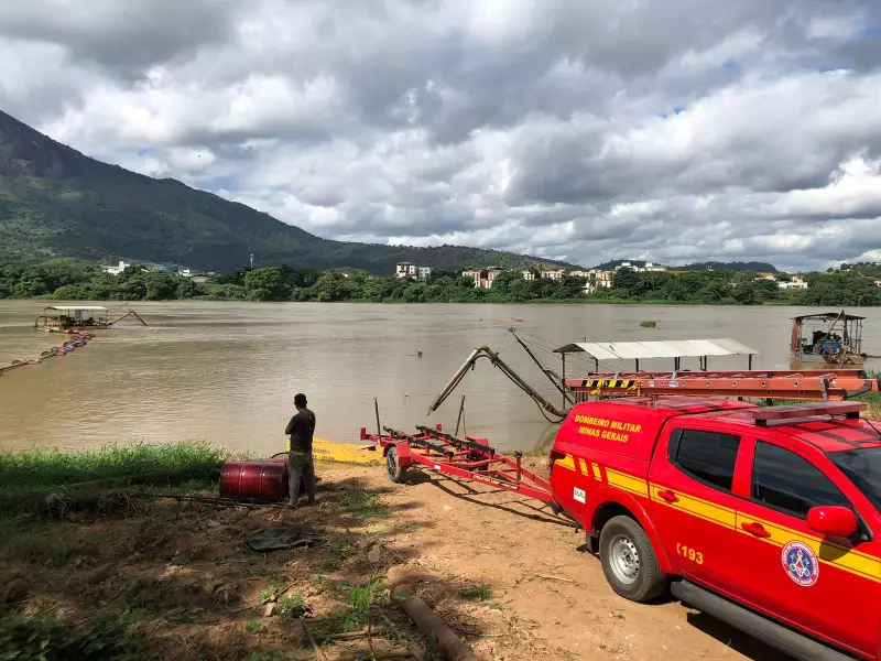 Barco é encontrado vazio no Rio Doce: Bombeiros buscam trabalhador desaparecido em Governador Valadares