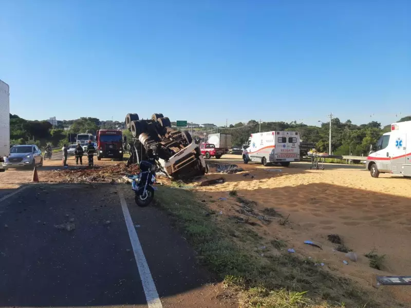 Batida entre caminhões na BR-153 deixa feridos e milho espalhado pela pista