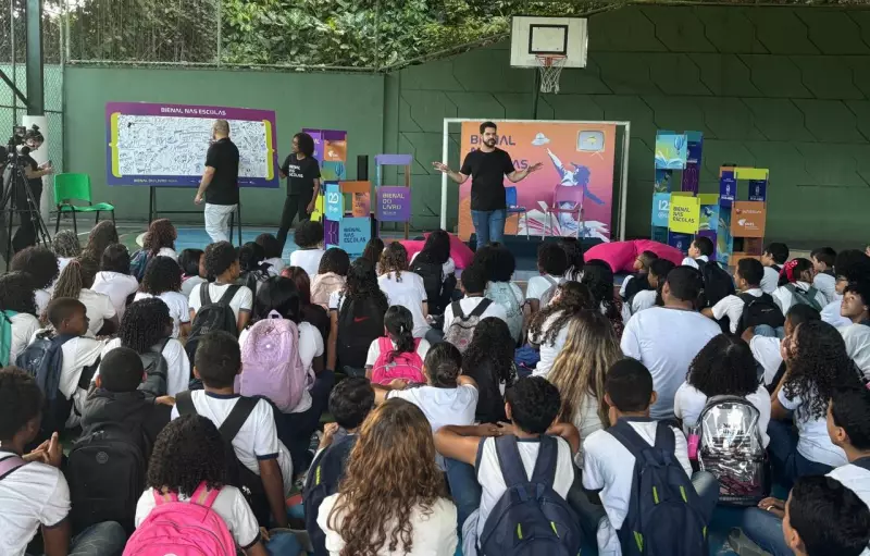 Bienal do Livro leva autores para escolas do Grande Rio e incentiva paixão pela leitura