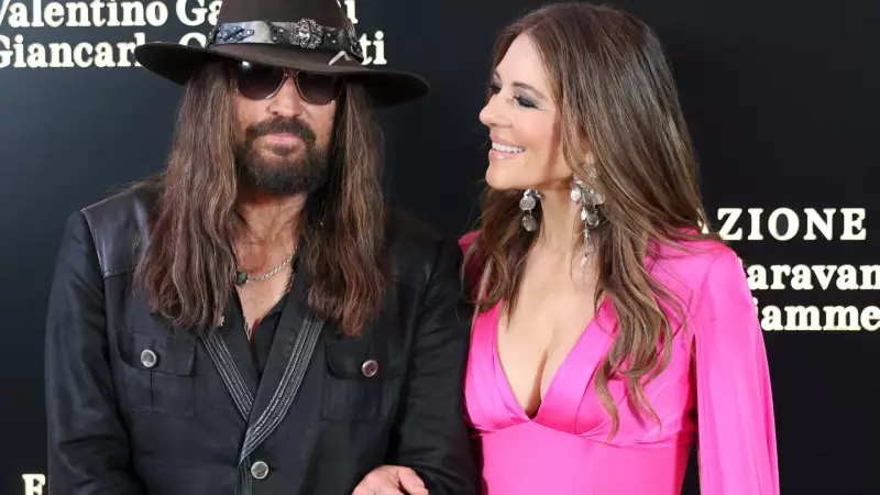 Billy Cyrus e Elizabeth Hurley brilham juntos pela primeira vez no tapete vermelho