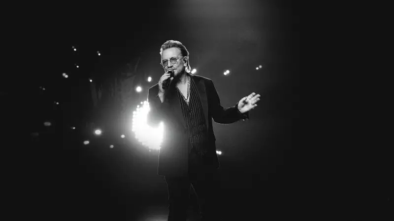 Bono do U2 revela histórias íntimas e reflexões profundas em documentário autobiográfico