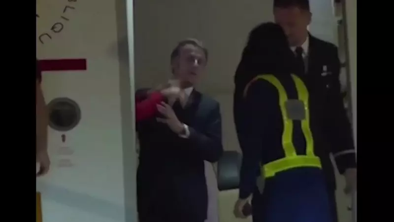 Brigitte Macron empurra rosto de Emmanuel em cena que viraliza; assista ao vídeo