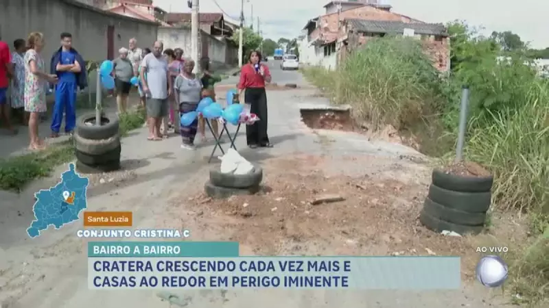 Buraco vira atração em BH: moradores celebram aniversário de cratera sem conserto