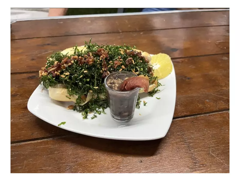 Cachorro-quente de feijoada: o lanche que virou sensação na Ilha e conquista com couve crispy e shot de caldinho