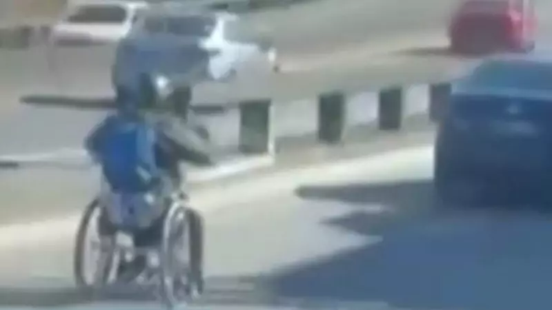 Cadeirante desafia o trânsito e ultrapassa carros em avenida de Niterói — veja o vídeo