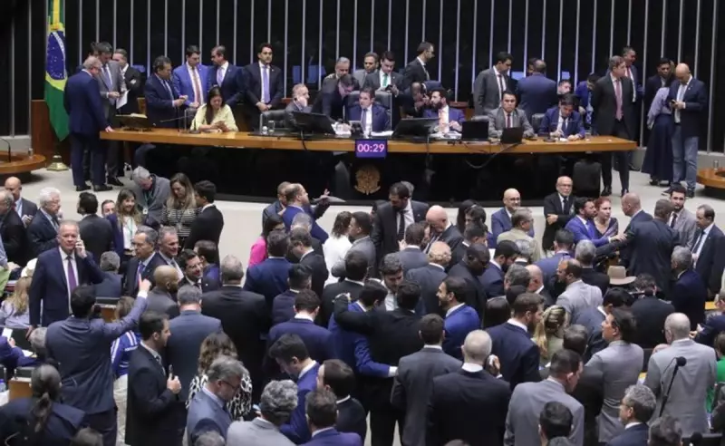 Câmara aprova aumento de penas para crimes contra profissionais de saúde e professores