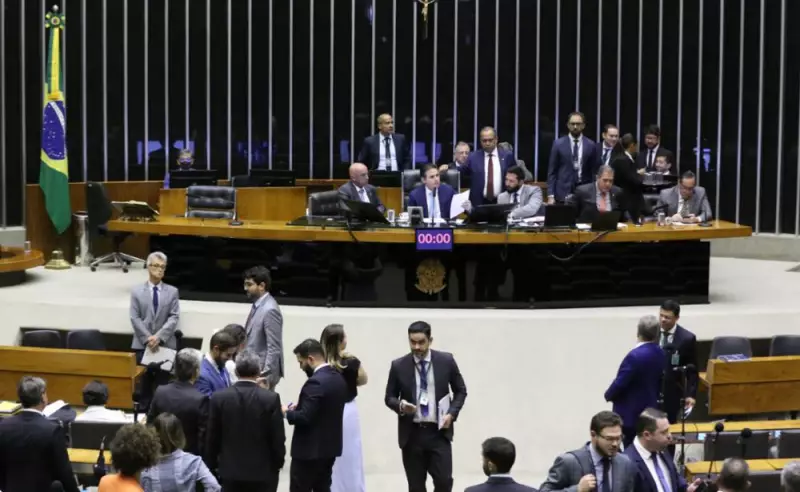 Câmara aprova reajuste salarial para servidores públicos: projeto segue para o Senado
