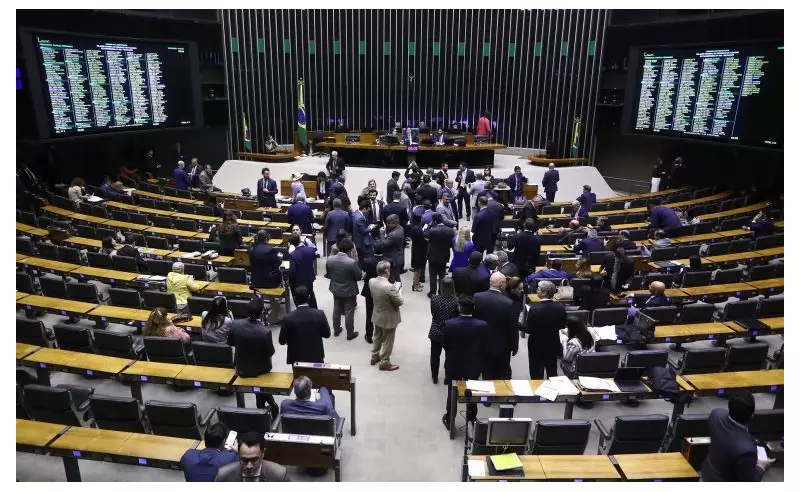 Câmara aprova reestruturação de carreiras e reajuste salarial no governo: entenda as mudanças