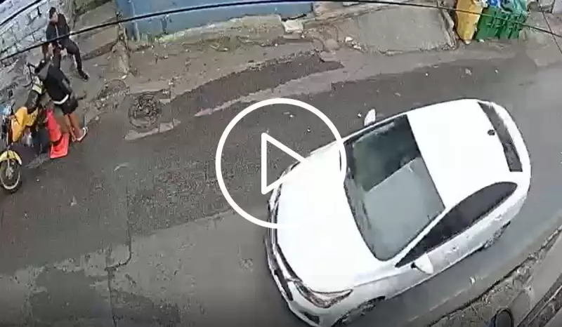 Câmera flagra suspeitos fugindo de tiros do delegado-geral no Morro do Horácio — veja o vídeo