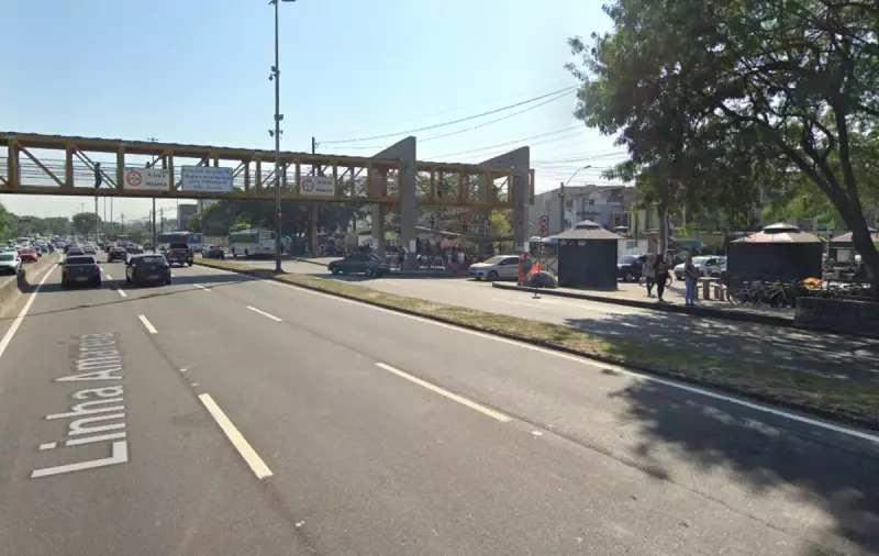 Caminhão atinge passarela e interdita pista lateral da Avenida Ayrton Senna no Rio